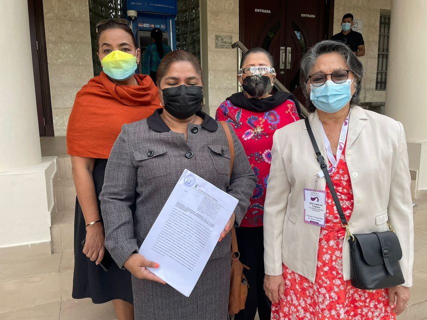 Momento en el que las miembros de Fonamupp interponen la demanda.