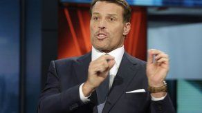 Más de 30 personas se queman pies en evento motivacional de Tony Robbins