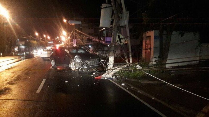 Vehículo choca contra poste de luz y afecta suministro de energía en Vía Porras