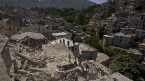 Retiran restos de escuela haitiana derrumbada