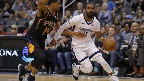 Grizzlies sobreviven a Booker en gran noche de Valanciunas