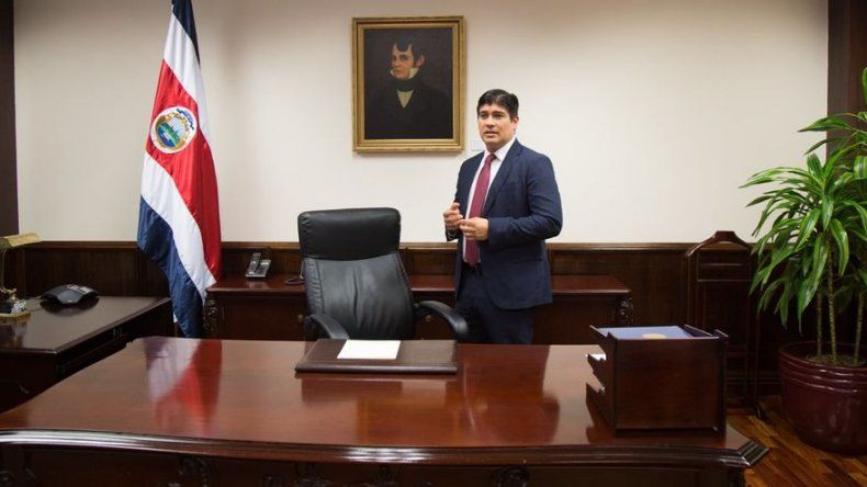 Alvarado expone urgencia de aprobar reforma fiscal a poderes en Costa Rica