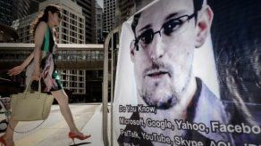 Padre de Snowden recibe visado para viajar a Rusia a ver a su hijo