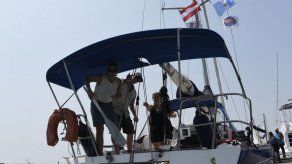 Guatemala ordena expulsión de tripulantes del barco del aborto