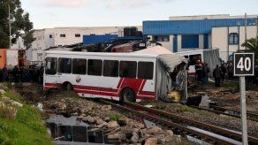 5 muertos y 34 heridos al chocar un tren y un autobús en Túnez