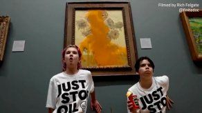 Militantes ecologistas arrojan sopa sobre Los girasoles de Van Gogh