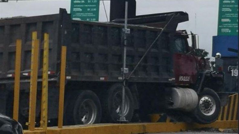 Camión articulado se choca contra muro de una caseta del Corredor Sur