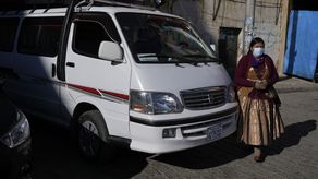 Mujeres bolivianas crearon una línea de transporte de conductoras.