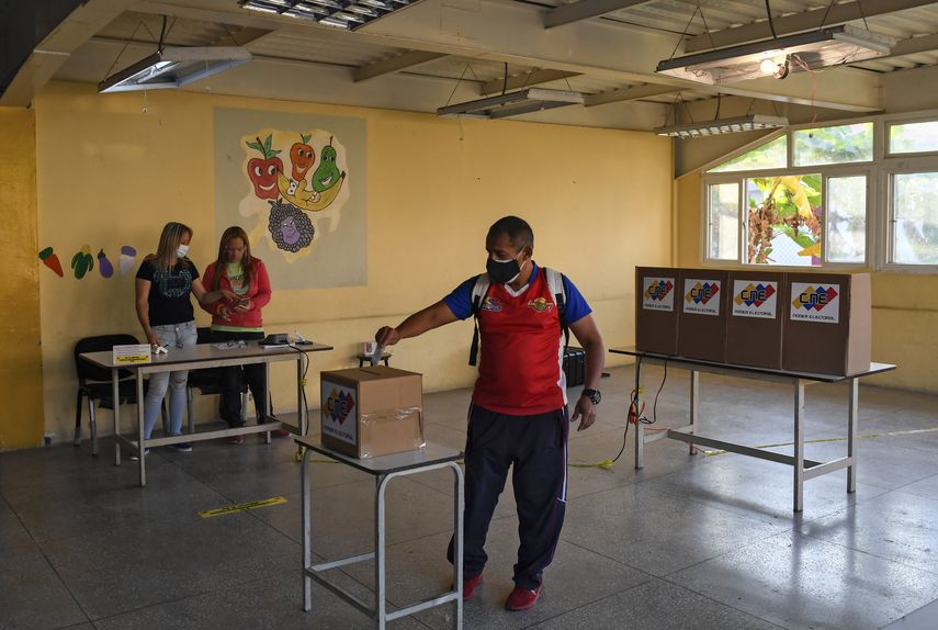 Un hombre emite su voto en un colegio electoral durante la repetición de las elecciones para gobernador en el estado de Barinas