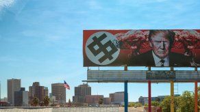 Amenazan a artista que diseñó valla publicitaria en contra de Trump