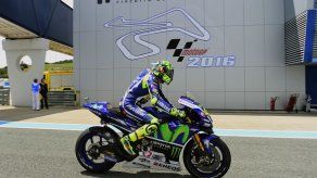 Valentino Rossi provoca el delirio a las primeras de cambio