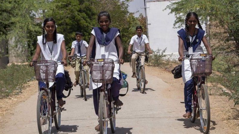 Bicicletas contra el abandono escolar de las adolescentes indias