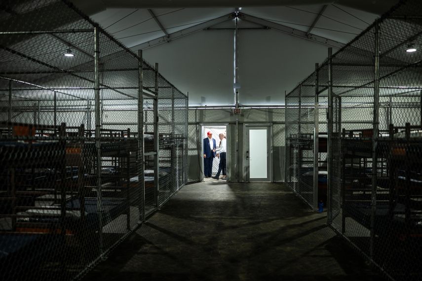Prisión Alligator Alcatraz recibe a sus primeros migrantes entre críticas por trato indigno