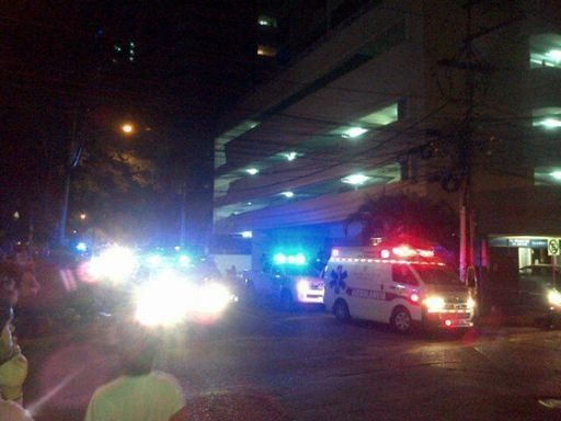Incendio afecta apartamentos de edificio en Calle Uruguay