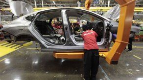 Fiat Chrysler y sindicato siguen negociando; amenaza paro