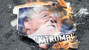 Canal de Panamá: Queman una bandera de EE.UU. y carteles de Trump en Panamá tras amenazas