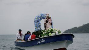 Pescadores pasean una imagen de la Virgen del Carmen, frente a la Isla de Taboga en Panamá.