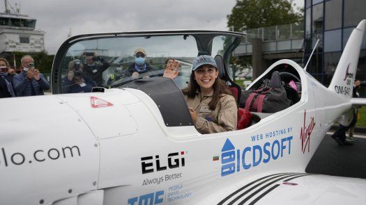 Mujer de 19 años va por récord de aviación en solitario