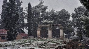 Dos muertos por la dura ola de frío y nieve que azota Grecia por tercer día