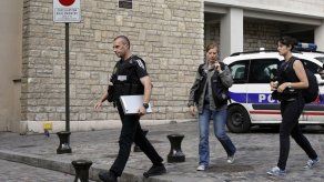 Auto golpea a soldados en suburbio de París