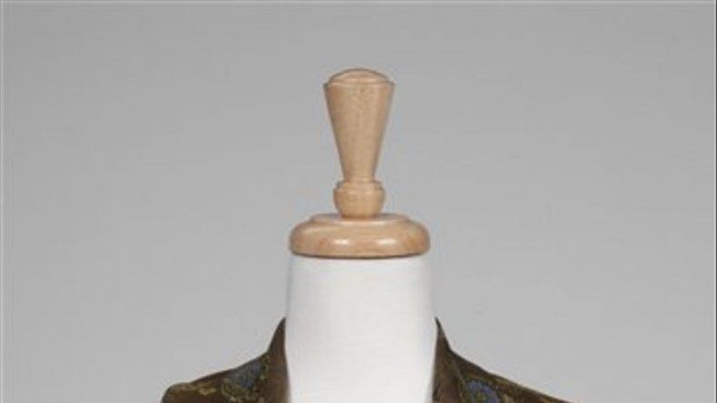 Subastan vestido y pendientes de Whitney Houston