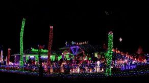 Familia en EEUU enciende masiva exhibición de Navidad pese a demanda