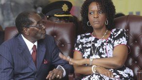 Grace Mugabe vuelve a Zimbabue pese a su presunta agresión