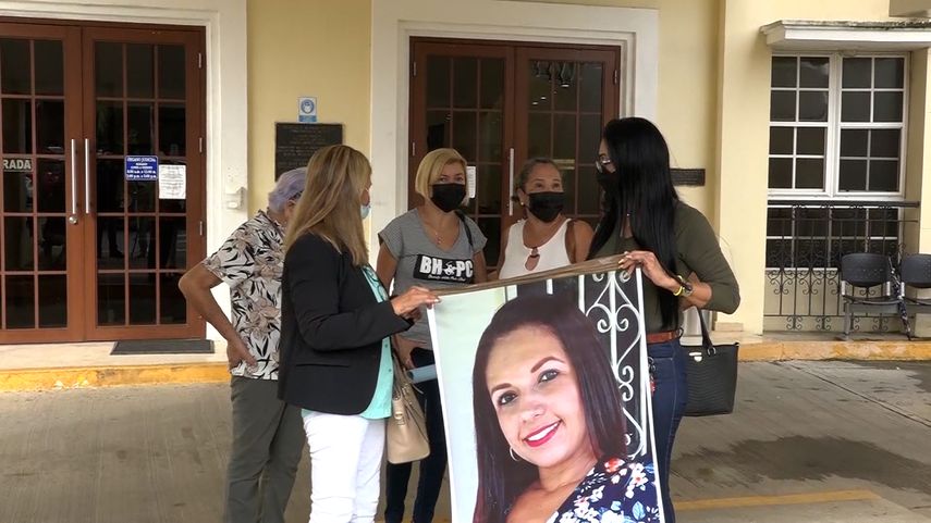 Familiares de la comerciante chiricana