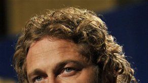 Gerard Butler es rescatado durante filmación sobre surfistas