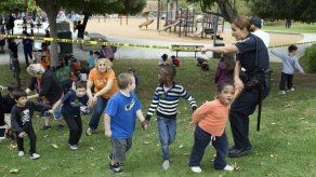 Policía balea a hombre atrincherado en escuela en California