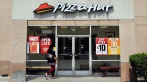 Pizza Hut cede a críticas por publicidad en debate