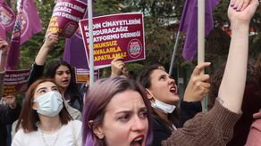 813&nbsp;/&nbsp;5.000Resultados de traducciónLas mujeres sostienen pancartas y gritan eslóganes mientras protestan contra el caso de cierre presentado contra la Asociación de la Plataforma para Detener el Feminicidio en Ankara el 16 de abril de 2022.
