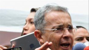 Debaten presuntos nexos de Uribe con paramilitares