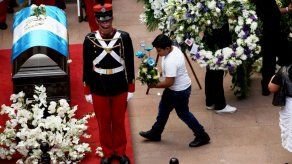 Cuerpo del expresidente Arzú es llevado al Palacio Municipal de Guatemala