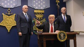 Trump suspende llegada de refugiados para evitar a islámicos radicales