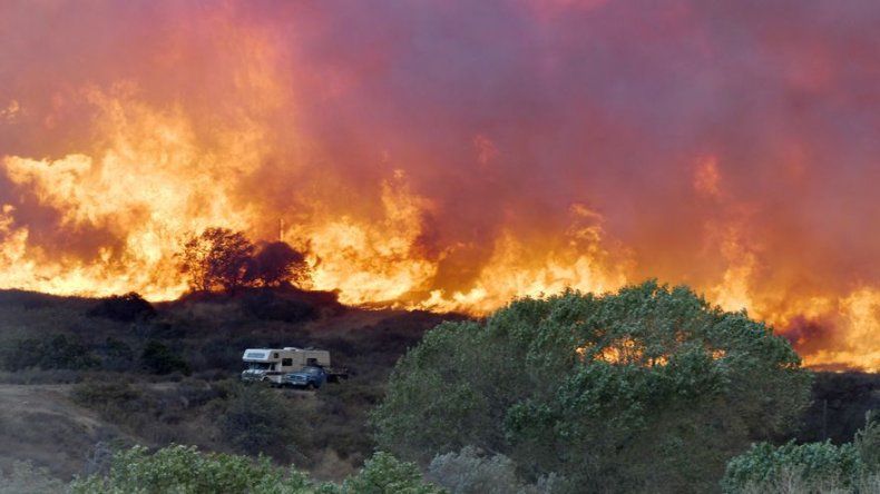 Incendio en California crea destrucción e incertidumbre