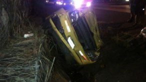 Accidente entre 2 autos tipo sedán en vía Puente Centenario