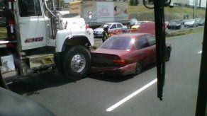 Camión colisionó contra un sedán en la vía Tocumen