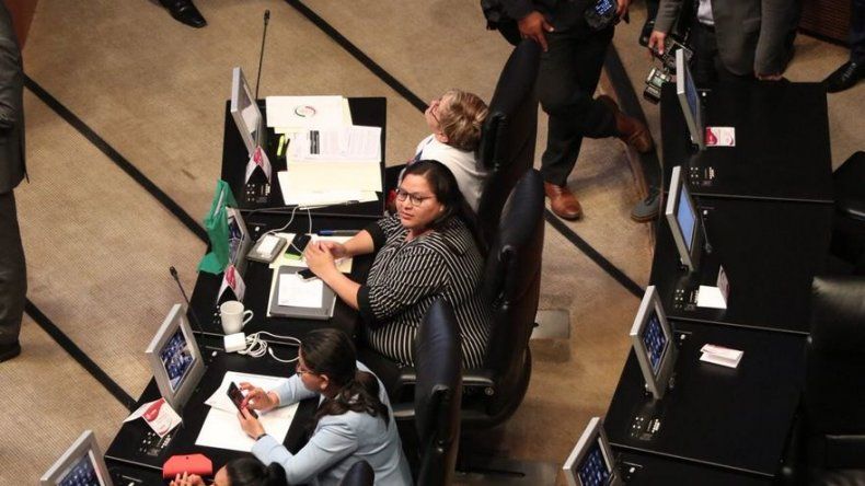 Un explosivo oculto en un libro estalla y hiere levemente a senadora en México