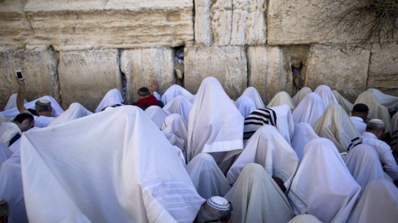 Unos 50.000 judíos rezan en el Muro de los Lamentos de Jerusalén