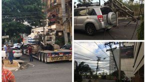 Camión derriba cables y poste de tendido eléctrico en Bella Vista