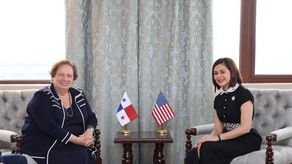 La nueva embajadora de Estados Unidos en Panamá, Mari Carmen Aponte, y la canciller panameña Janaina Tewaney.