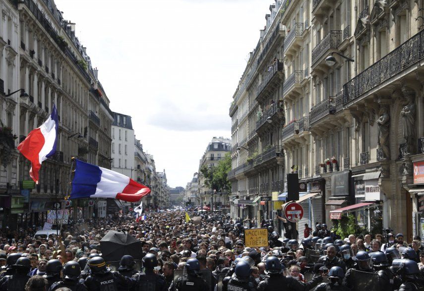 Antivacunas protestan en París por la implementación de un pase sanitario