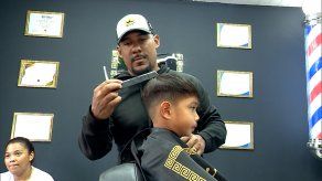 Estudiantes acuden a las barberías por sus cortes preferidos