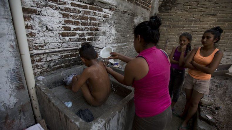 Policía de México bloquea paso a caravana de migrantes