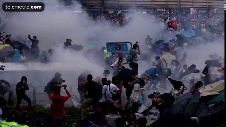 Lanzan gas lacrimógeno contra activistas en Hong Kong