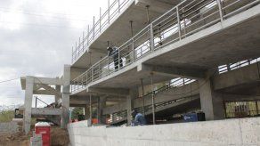 Avanza construcción del puente peatonal de la UTP al completarse varias estructuras