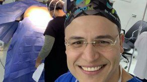 Médico venezolano realiza cirugía al ritmo de Otro Trago de Sech