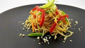 Mei Fun de cerdo asado y maní dulce picante