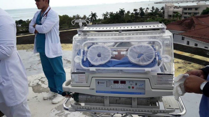 Héroes en las alturas, paramédicos asisten parto en un helicóptero del Senan